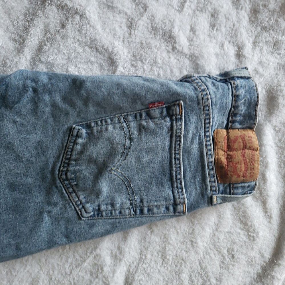 Relaxed Blue Denim Jeans with Signature Detailing
